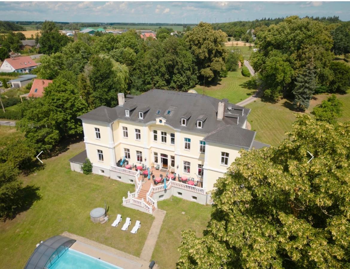 Schloss Schmuggerow Екстер'єр фото